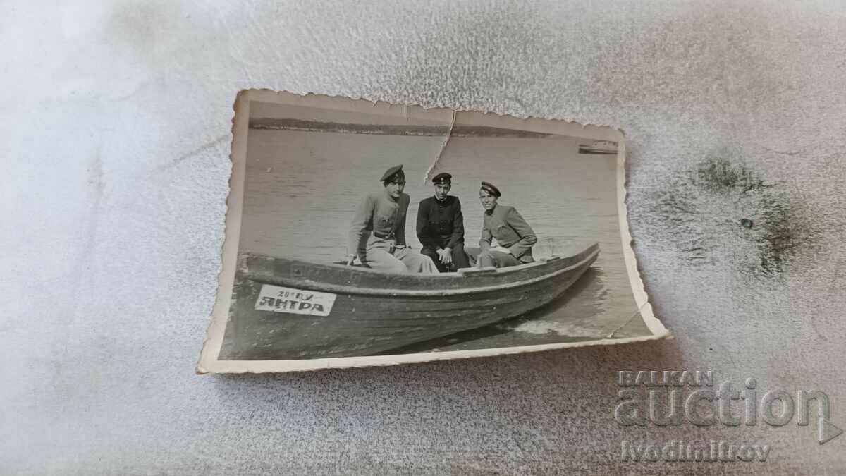 Foto Ruse Trei tineri cu o barcă YANTRA în Dunăre 1936