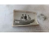 Снимка Русе Трима младежи с лодка ЯНТРА в река Дунав 1936