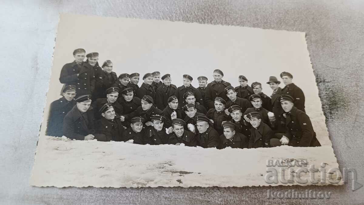 Снимка Свищовъ Ученици от VIII -б класъ на снега 1935