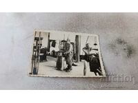 Foto Trei soldați într-un atelier de strung