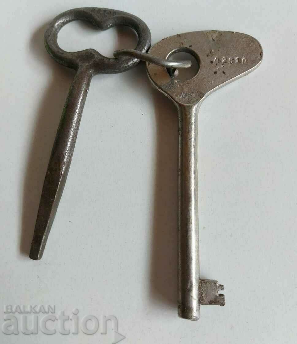 LOT OF OLD LARGE KEYS WRENCH with price 14.00 BGN | € 7.16 LOT OF OLD LARGE KEYS WRENCH with price 14.00 BGN | € 7.16
