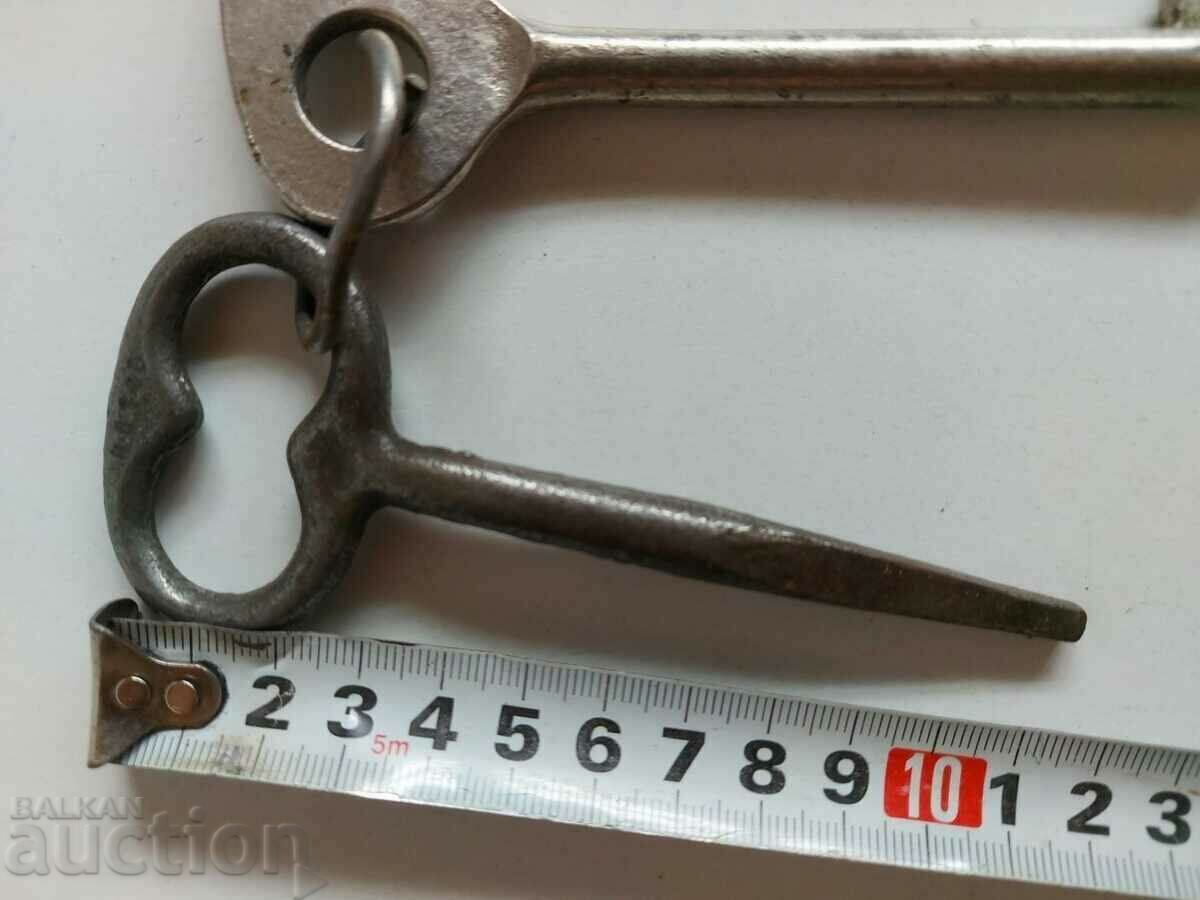 Auction LOT OF OLD LARGE KEYS WRENCH Auction LOT OF OLD LARGE KEYS WRENCH