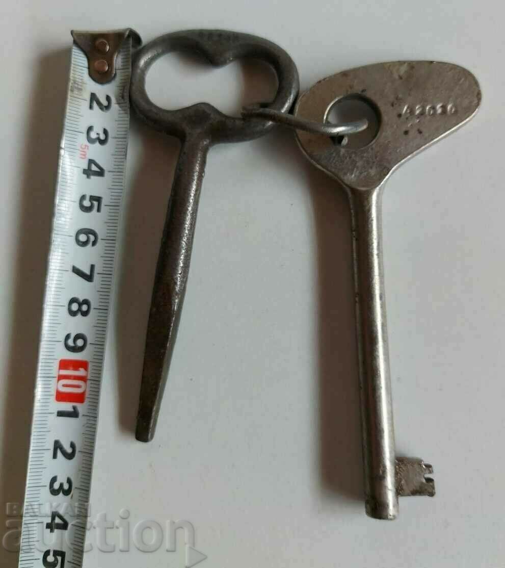 Delivery of LOT OF OLD LARGE KEYS WRENCH Delivery of LOT OF OLD LARGE KEYS WRENCH