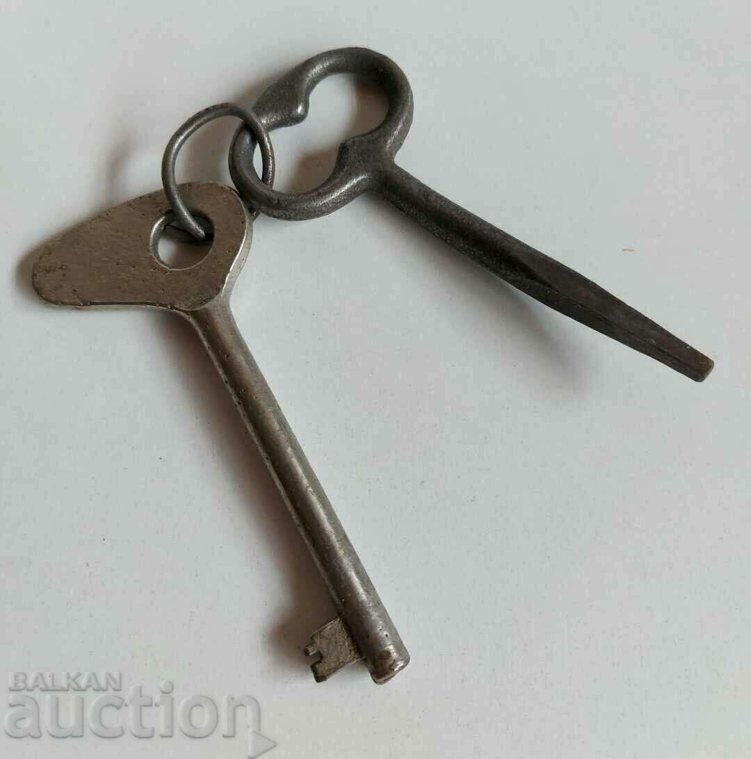 LOT OF OLD LARGE KEYS WRENCH LOT OF OLD LARGE KEYS WRENCH