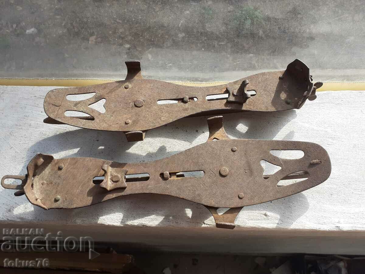 Стари маркови кънки за лед с механизъм с цена 90.00 лв. | € 46.02 Стари маркови кънки за лед с механизъм с цена 90.00 лв. | € 46.02