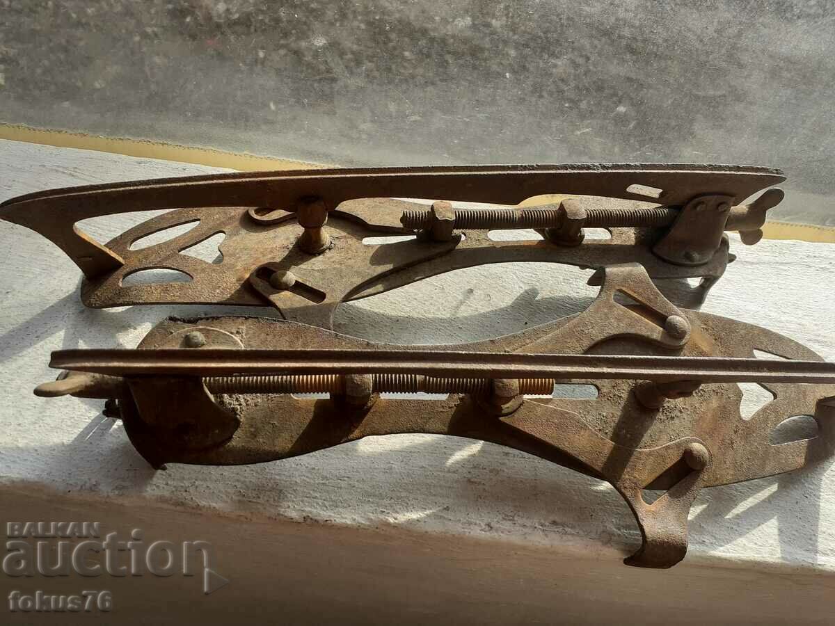 Аукцион Стари маркови кънки за лед с механизъм Аукцион Стари маркови кънки за лед с механизъм