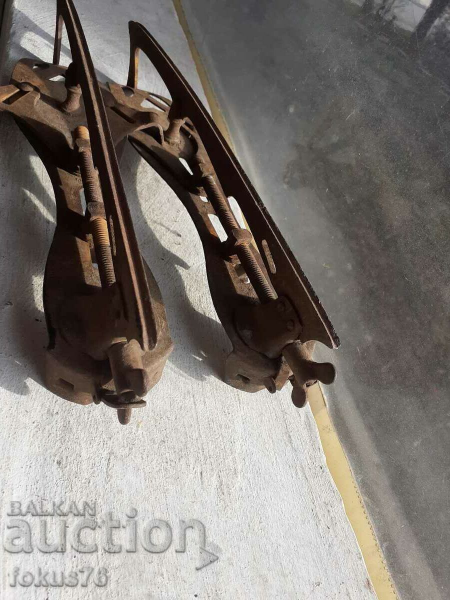 Доставка на Стари маркови кънки за лед с механизъм Доставка на Стари маркови кънки за лед с механизъм