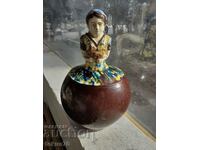 Veche fată din ulcior de ceramică troiană bulgară cu un iepuraș
