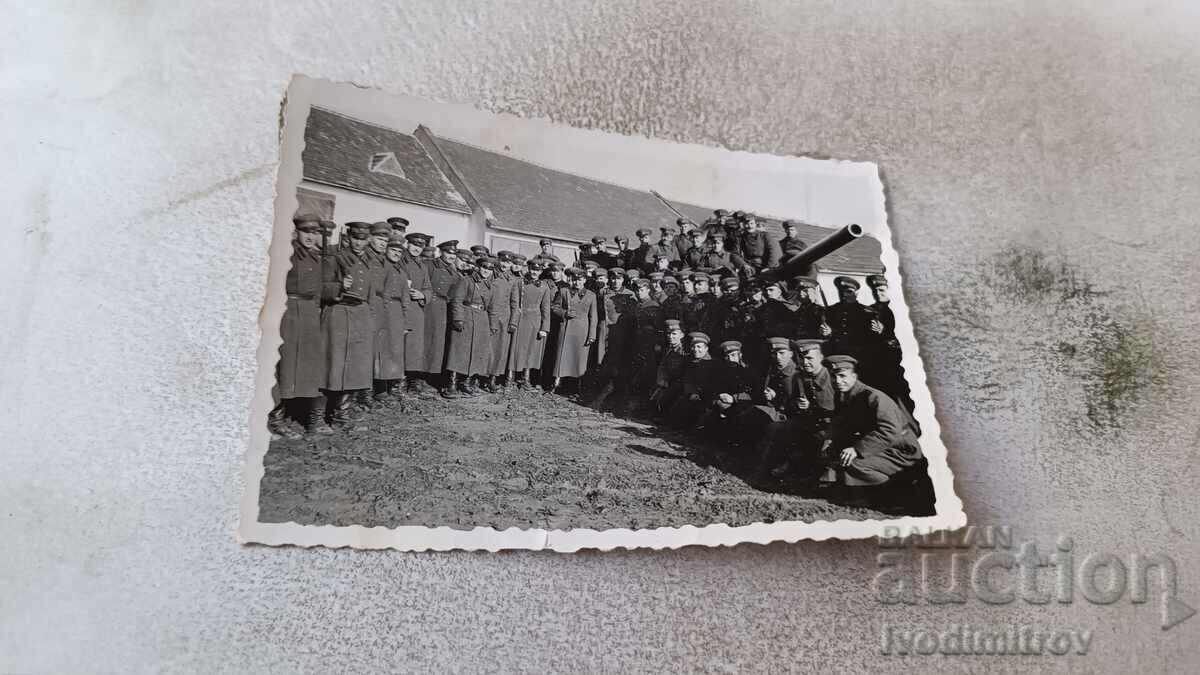 Foto Ofițeri și soldați pe un tanc în cazarmă