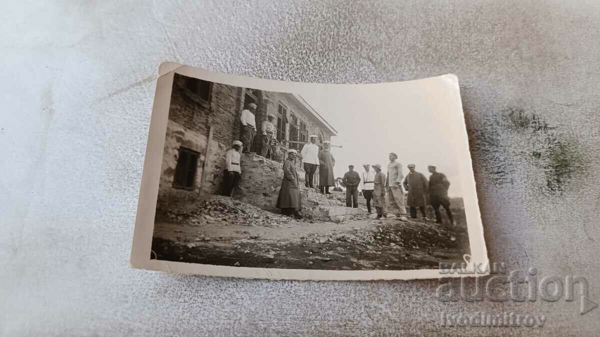 Снимка Офицери и войници до новопостроена сграда