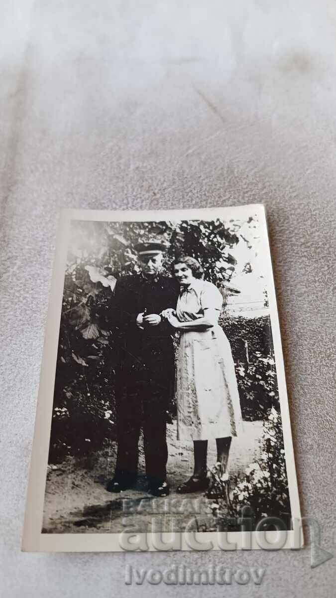 Снимка Мъж и жена в градината