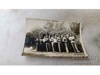 Photo Ruse Νεαροί άνδρες και γυναίκες πιασμένοι σε ένα τρενάκι στο πάρκο 1936