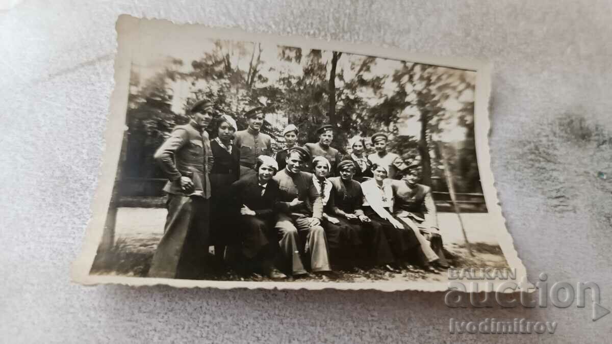 Снимка Русе Младежи и девойки на пейка в парка 1936