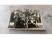 Снимка Русе Младежи и девойки на пейка в парка 1936