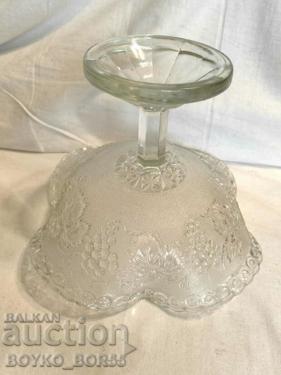 Delivery of An exquisite glass fruit bowl from the early 40s of the 20th century. Delivery of An exquisite glass fruit bowl from the early 40s of the 20th century.
