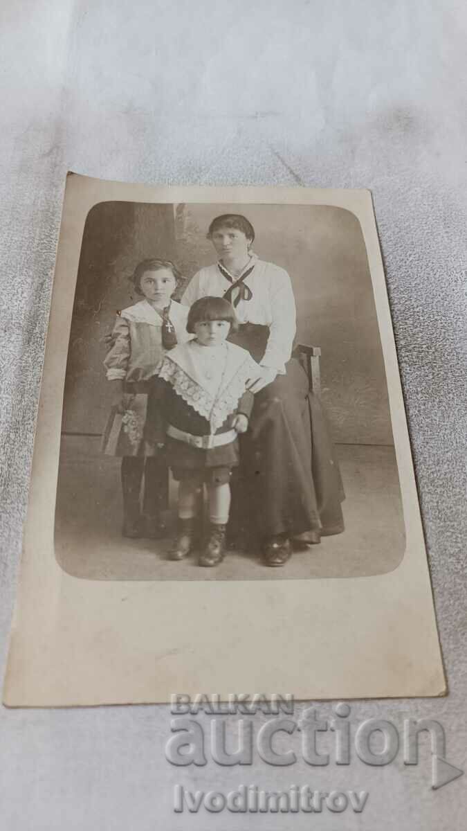 Photo Svishtov Woman and two girls