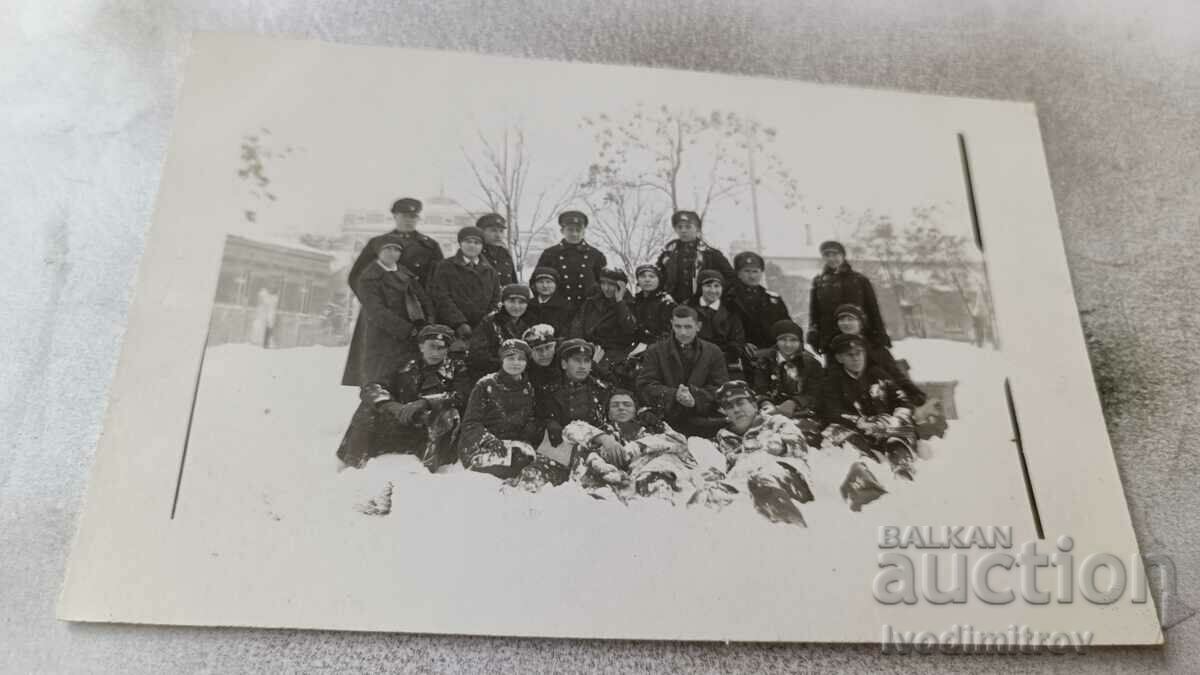 Foto Studenți Svishtov în grădina orașului în iarna anului 1929