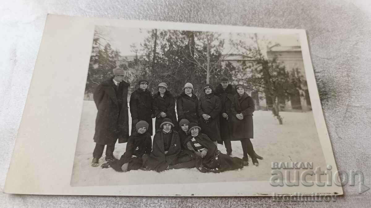Снимка Свищовъ Ученици в Градската градина през зимата 1929