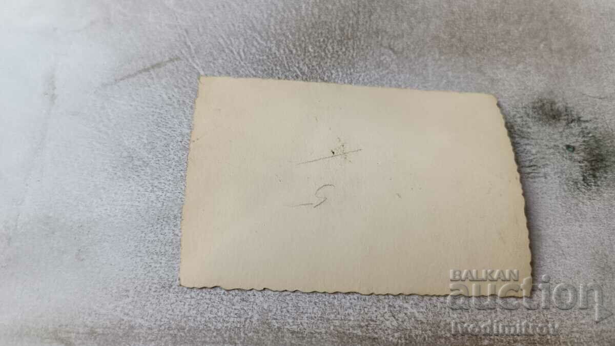 Снимка Млад мъж в метален обръч с цена 1.75 лв. | € 0.89 Снимка Млад мъж в метален обръч с цена 1.75 лв. | € 0.89