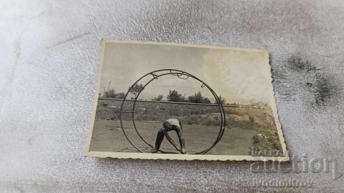 Photo Young man in a metal hoop