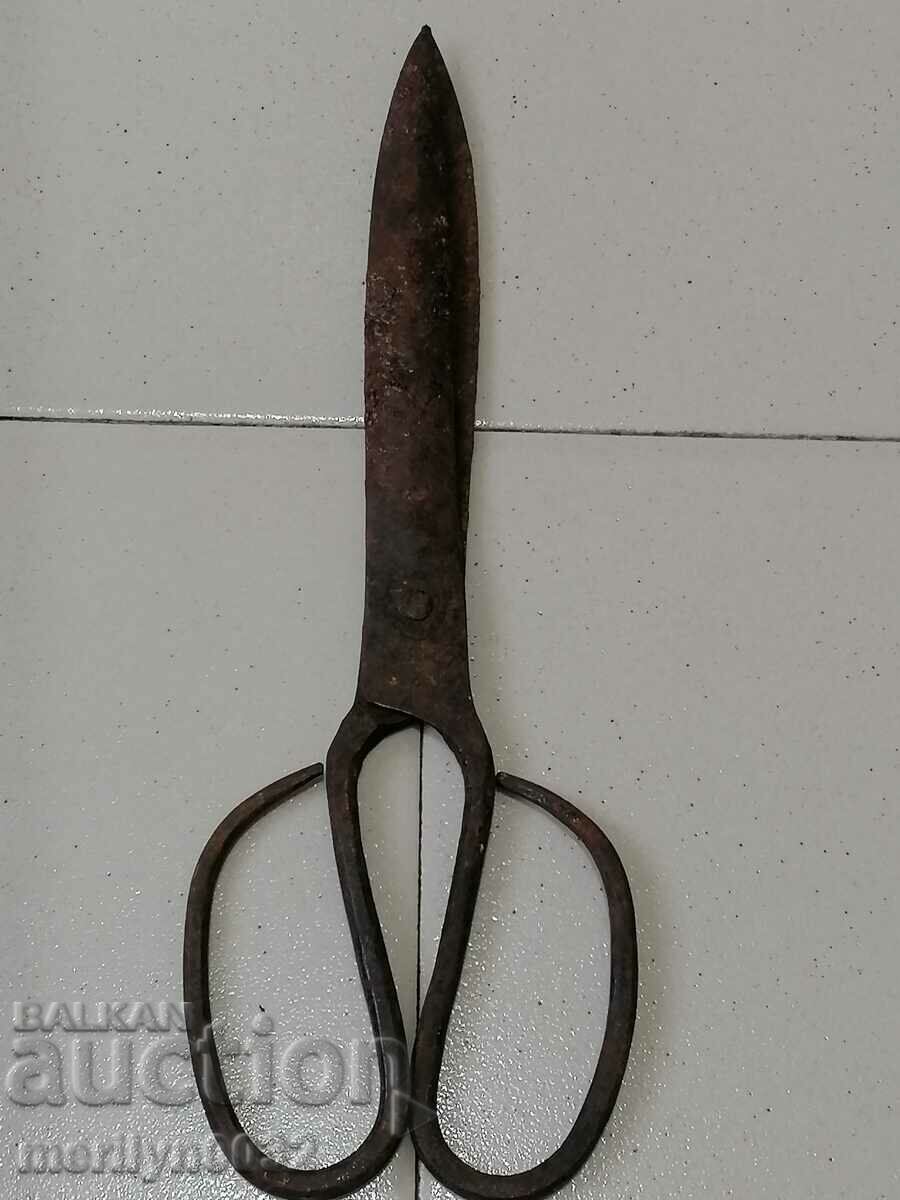 Стара кована ножица, нож, ковано желязо с цена 44.00 лв. | € 22.50 Стара кована ножица, нож, ковано желязо с цена 44.00 лв. | € 22.50