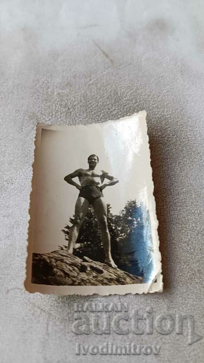 Снимка София Мъж по къси панталони на скала на Витоша 1937