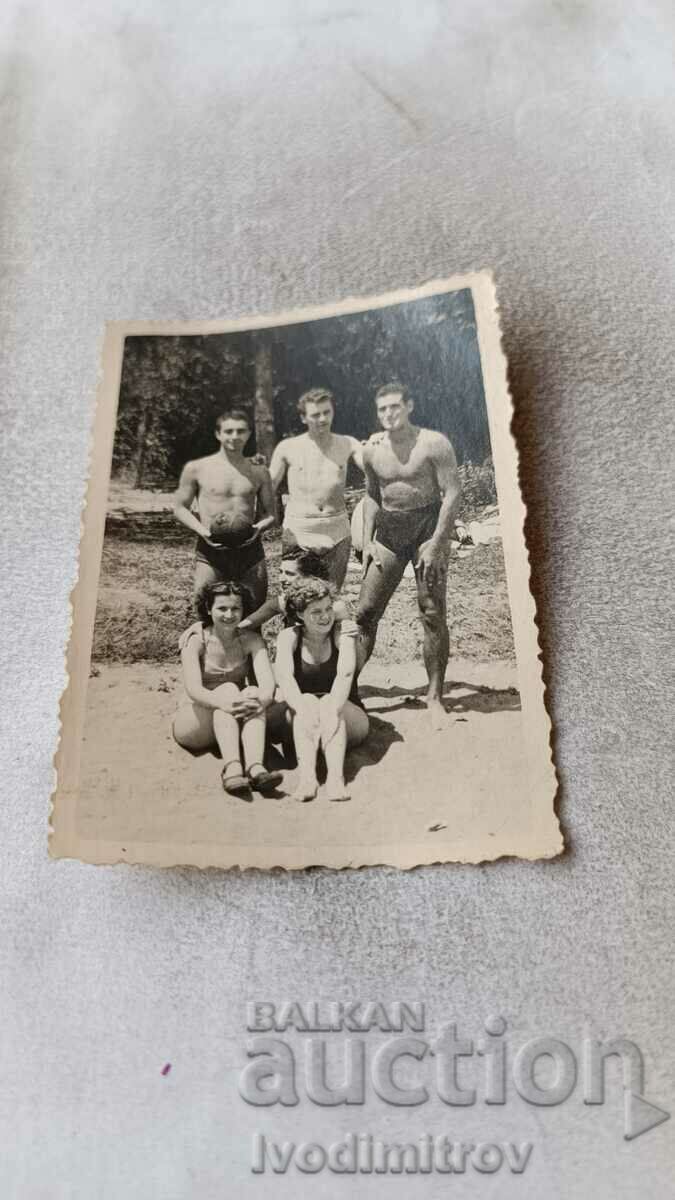 Foto Bankya Trei bărbați în pantaloni scurți și două fete 1951