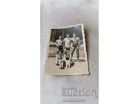 Foto Bankya Trei bărbați în pantaloni scurți și două fete 1951