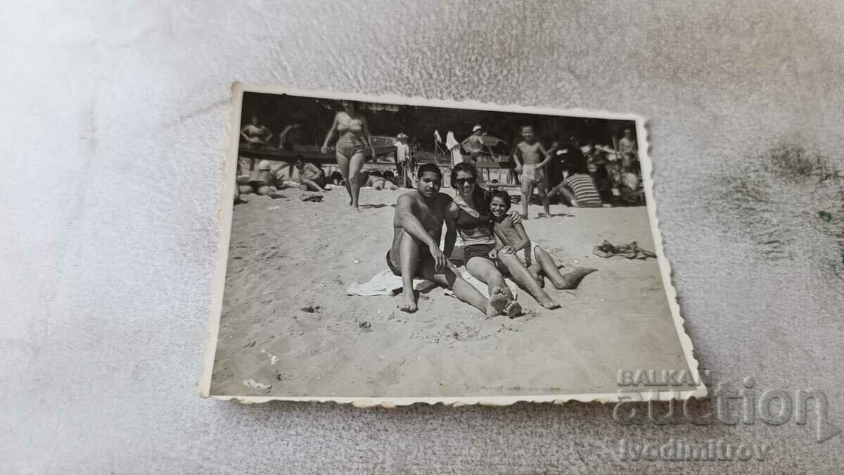 Fotografie Bărbat femeie și băiat pe plajă