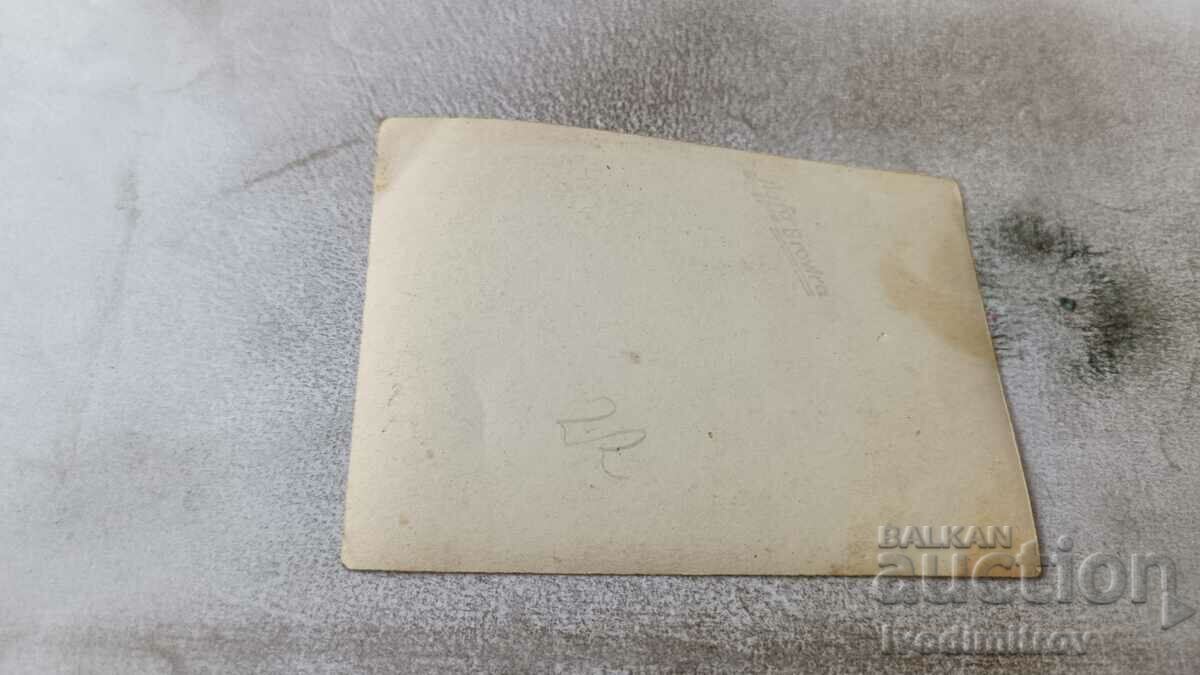 Φωτογραφία Νεαρή γυναίκα στην παραλία με τιμή 1.65 BGN | € 0.84 Φωτογραφία Νεαρή γυναίκα στην παραλία με τιμή 1.65 BGN | € 0.84