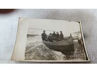 Снимка Четири жени и момче в лодка на брега на морето