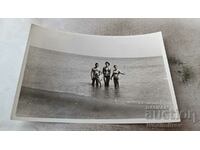 Photo A man, two women and a girl on the beach