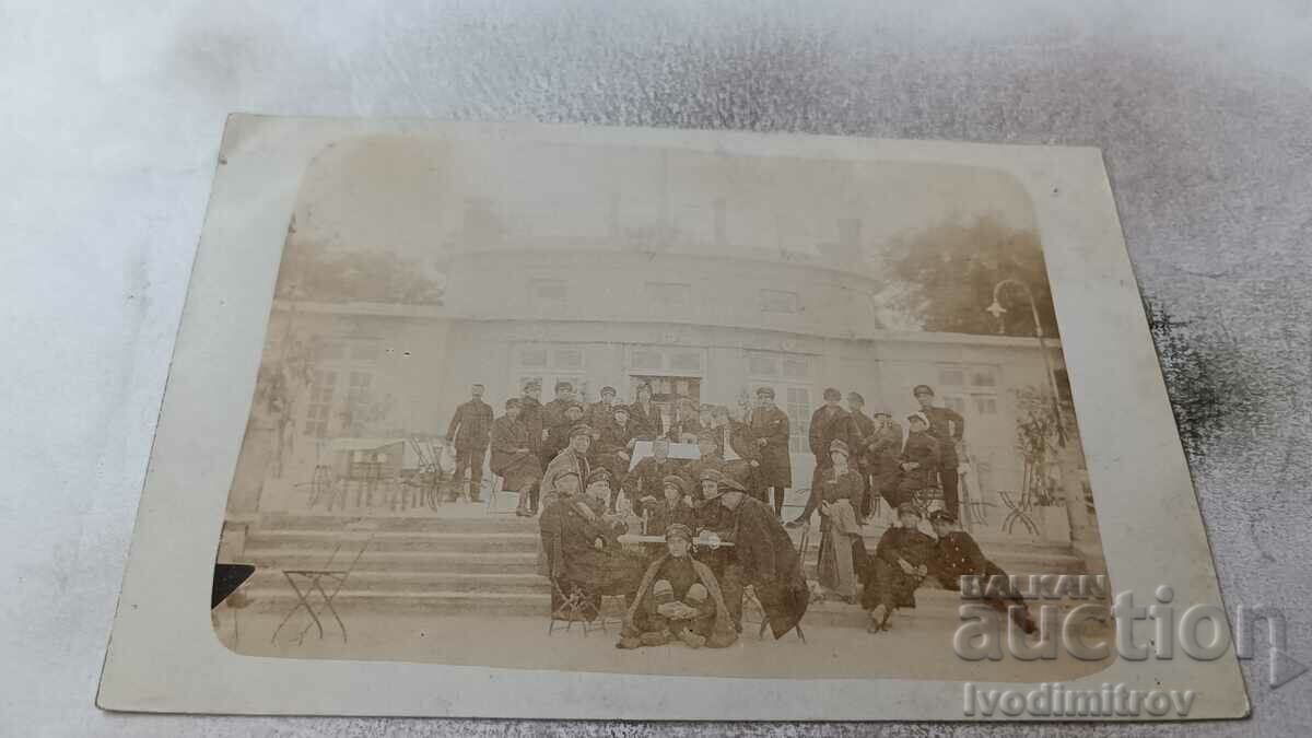 Photo Varna Young men and women on the stairs of the Baths