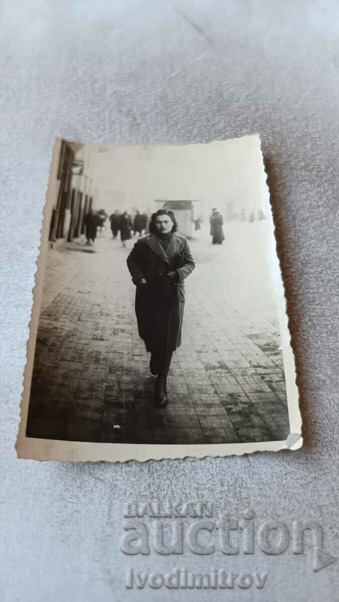 Φωτογραφία Σοφία Νεαρή γυναίκα σε έναν περίπατο 1940