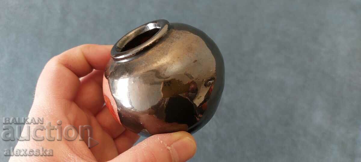 Auction A small ceramic vase Auction A small ceramic vase