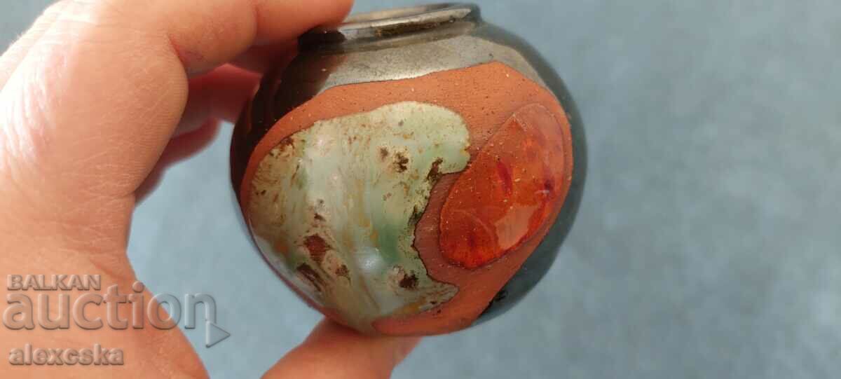 Delivery of A small ceramic vase Delivery of A small ceramic vase