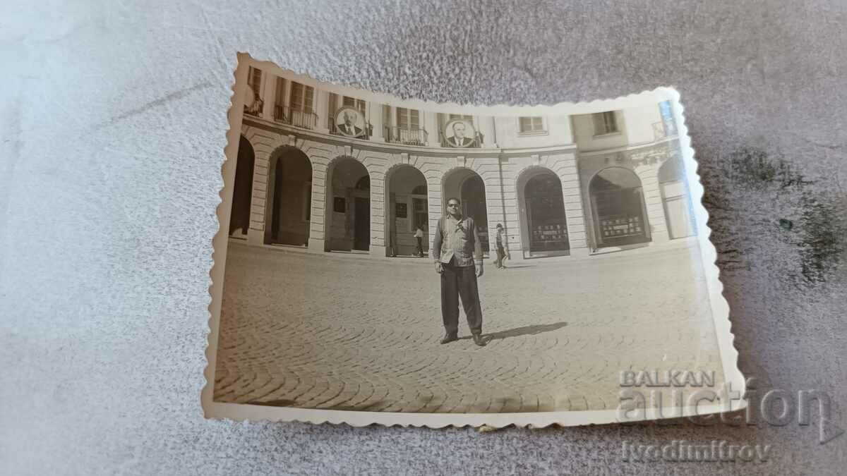 Снимка Млад мъж на площада
