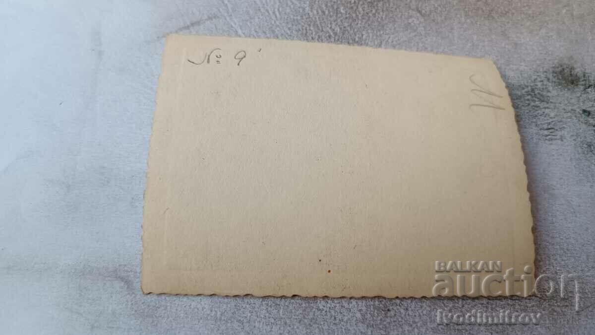 Αξιωματικοί φωτογραφιών μπροστά από ένα ρετρό αυτοκίνητο με τιμή 3.45 BGN | € 1.76 Αξιωματικοί φωτογραφιών μπροστά από ένα ρετρό αυτοκίνητο με τιμή 3.45 BGN | € 1.76