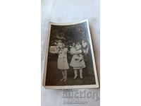 Снимка Казичене Две жени с две момчета на ръце 1929