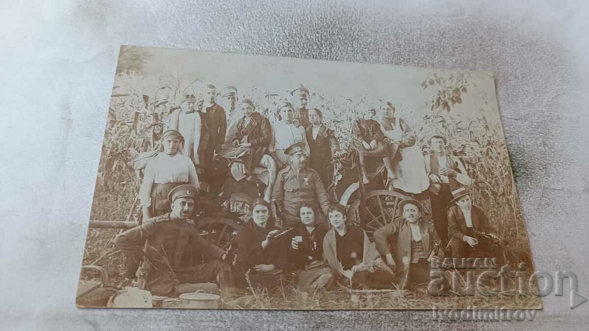 Снимка Офицери със семействата си на каруца пред царев. нива
