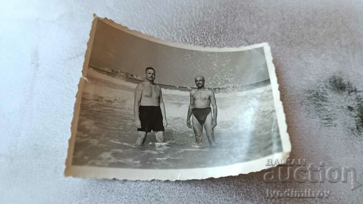 Снимка Двама мъже по бански на брега на морето