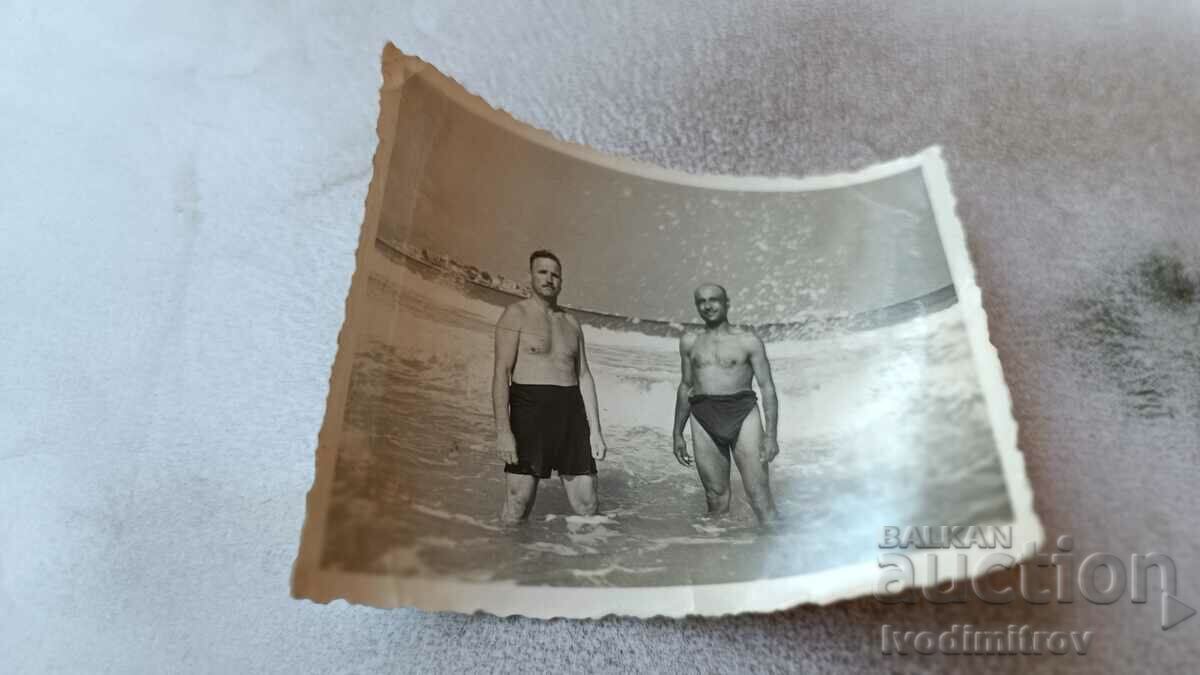 Fotografie Doi bărbați în costume de baie pe plajă
