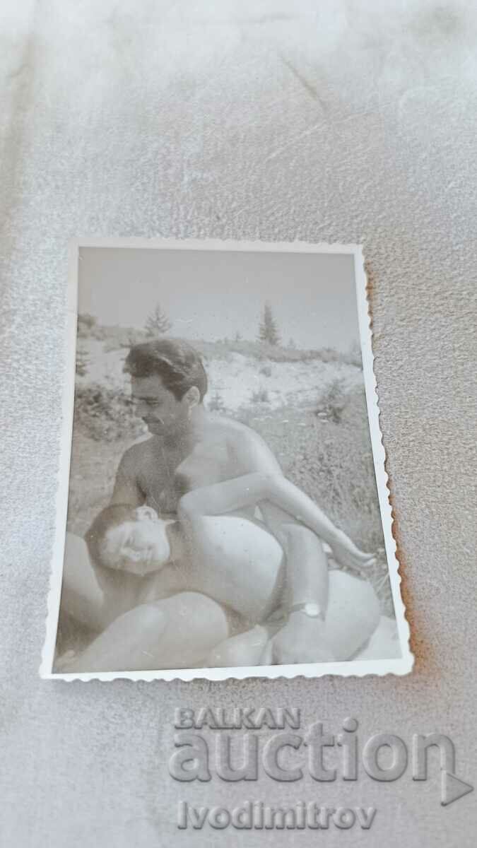 Fotografie Bărbat și băiat în costume de baie pe plajă