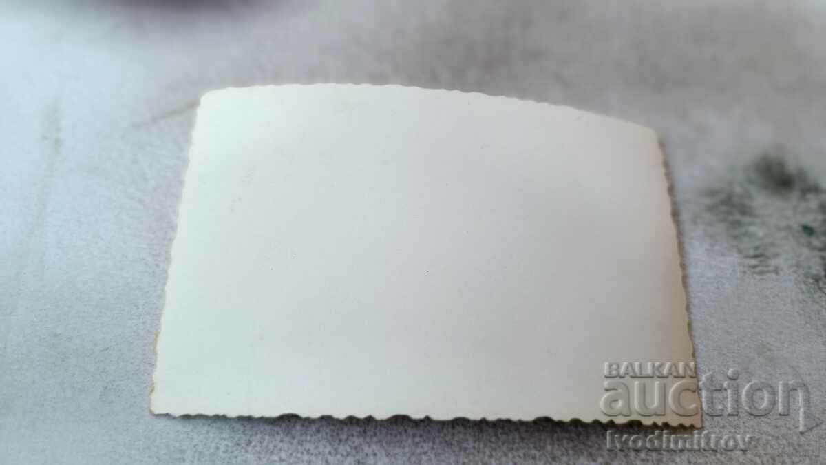 Φωτογραφία Τρεις άντρες και ένα αγοράκι με μαγιό σε παγκάκι πάρκου με τιμή 2.35 BGN | € 1.20 Φωτογραφία Τρεις άντρες και ένα αγοράκι με μαγιό σε παγκάκι πάρκου με τιμή 2.35 BGN | € 1.20