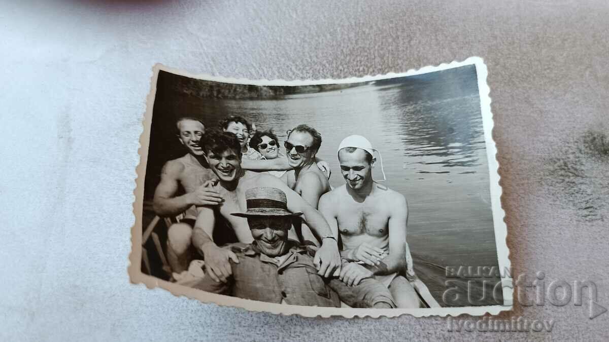 Fotografie Bărbați și două femei pe o barcă în râul Ropotamo 1958