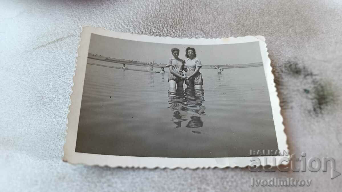 Снимка Медовница Две млади жени във водата 1957