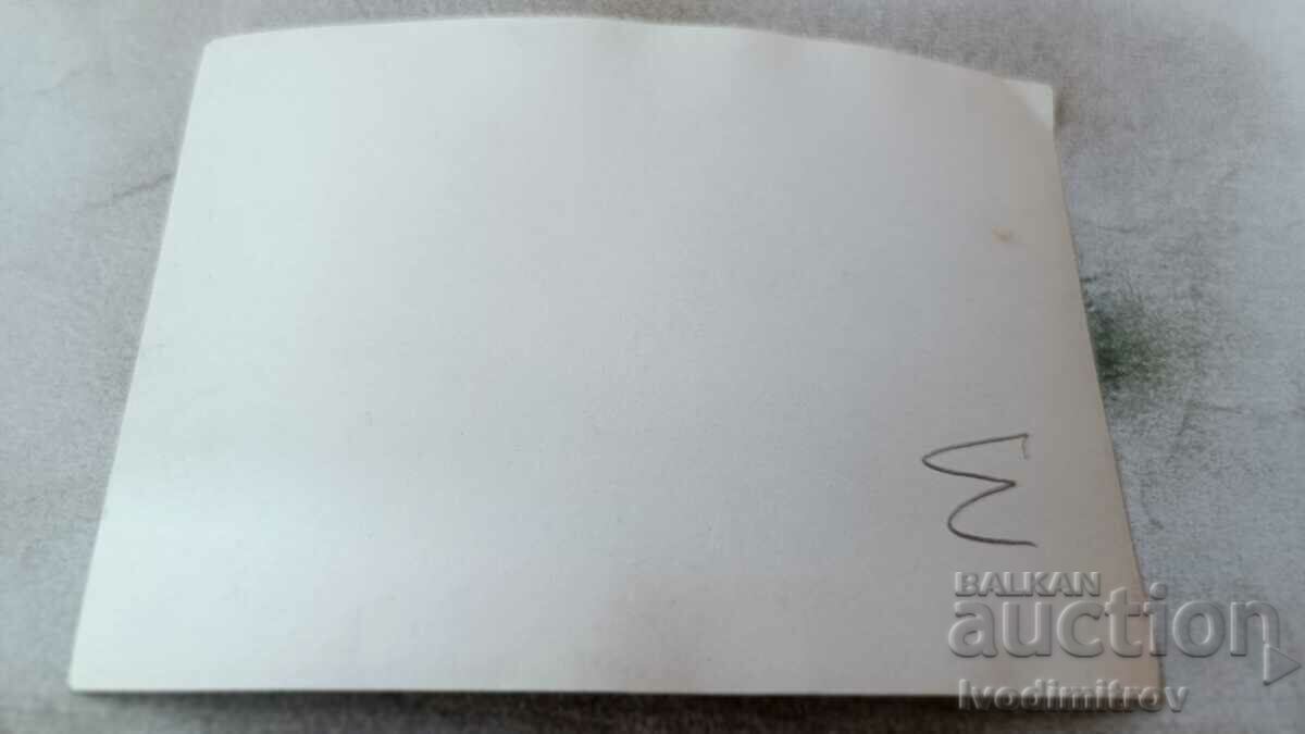 Φωτογραφία Νεαρός άνδρας στην παραλία με τιμή € 0.89 | 1.74 BGN