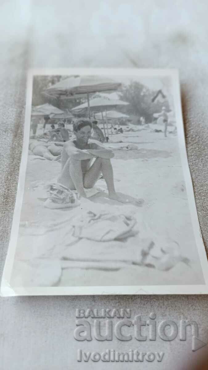 Φωτογραφία Νεαρός άνδρας στην παραλία