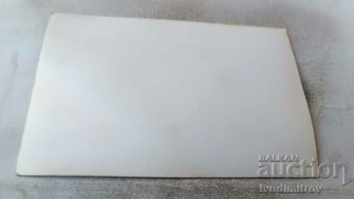 Φωτογραφία Δύο νεαροί άνδρες γυμνοί μέχρι τη μέση με τιμή 1.85 BGN | € 0.95 Φωτογραφία Δύο νεαροί άνδρες γυμνοί μέχρι τη μέση με τιμή 1.85 BGN | € 0.95