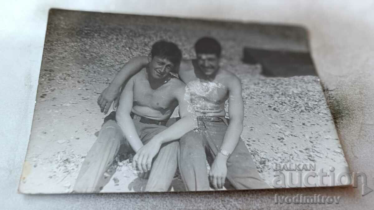 Снимка Двама млади мъже голи до кръста